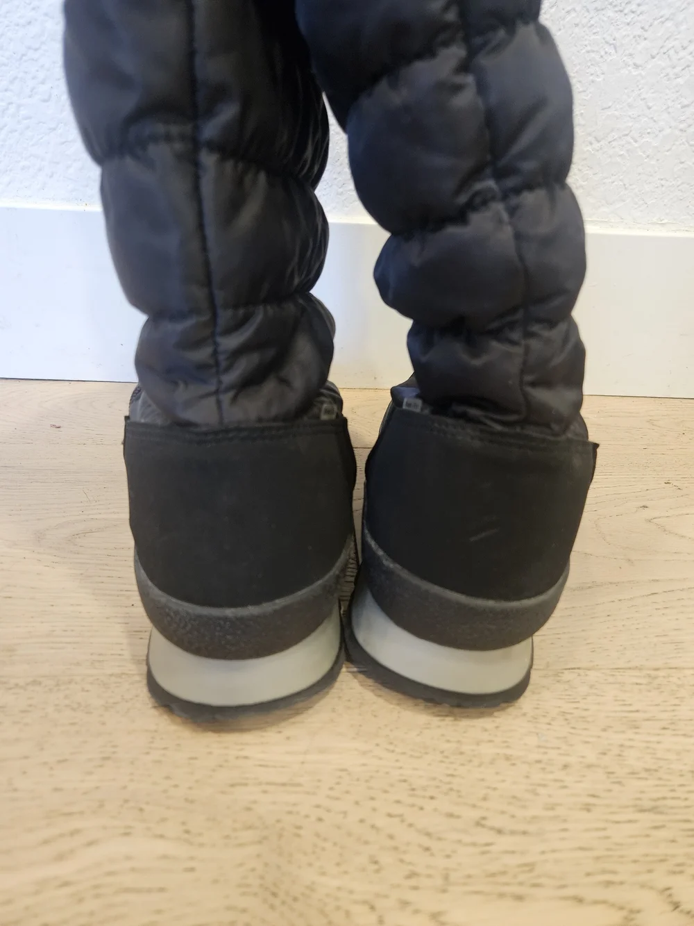 JOG DOG St. Anton Waterproof Puffer Winter Boots - Black - Sz 41